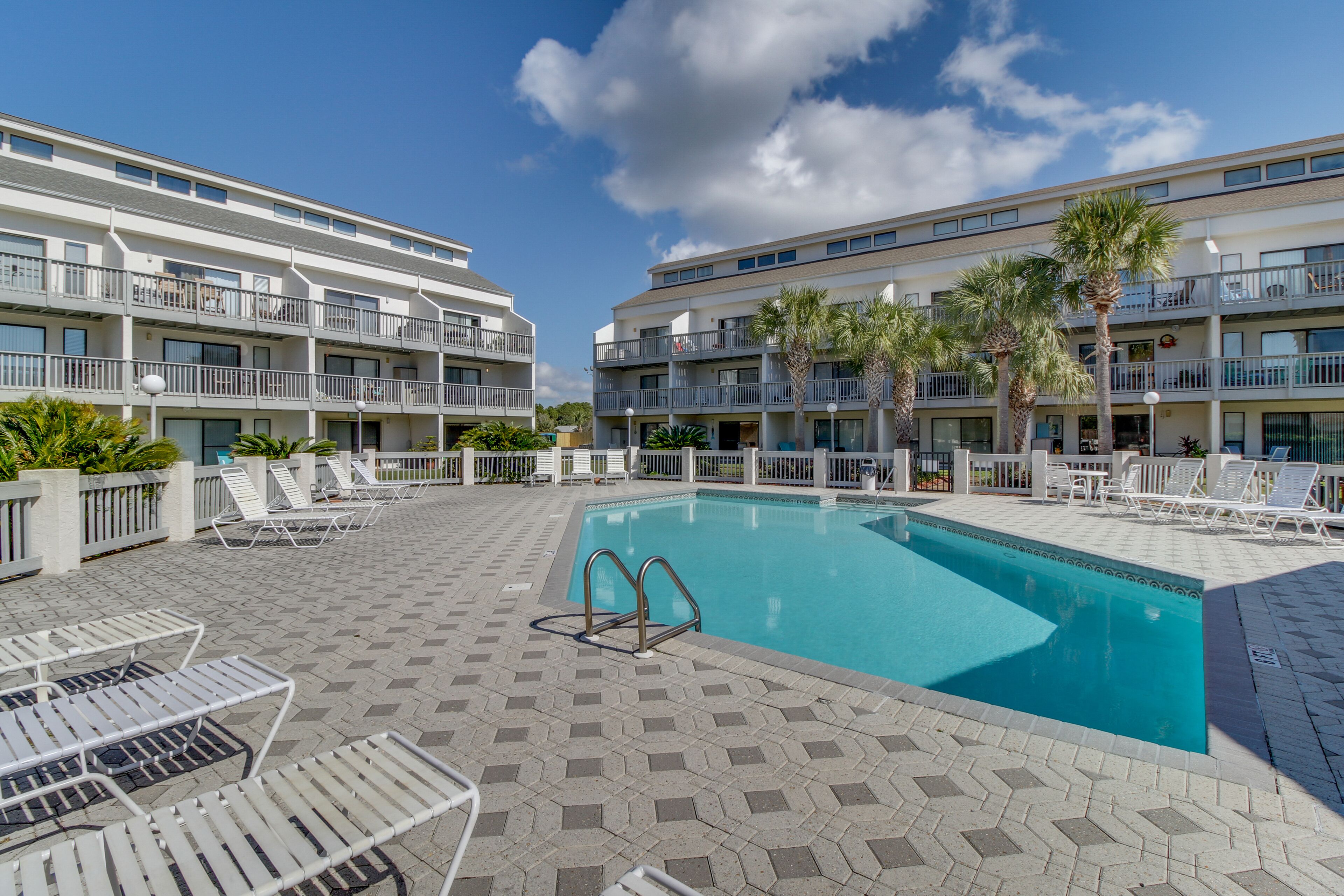 Coastal gem near the beach with private balcony & full kitchen - great location