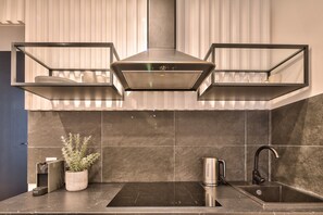 Réfrigérateur, micro-ondes, four, plaque de cuisson