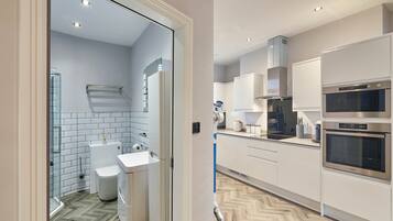 Apartment | Private kitchen | Full-sized fridge, microwave, oven, stovetop