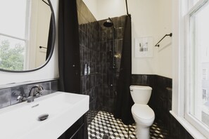 Shower, hair dryer, towels, soap - Modern 2-Bedroom Apartment in Victorian District ★ Prime Location ★ Near Forsyth (Savannah)