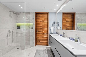 Shower, hair dryer, towels, soap - Cliffside Luxury 3BR + Sunset Views+ Infinity Pool (Puerto Vallarta)