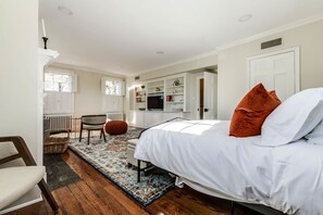 4 bedrooms, desk, iron/ironing board, WiFi