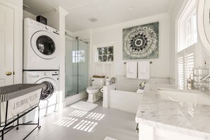 Badewanne, Haartrockner, Hausschuhe, Handtücher