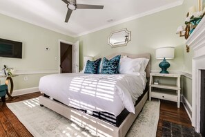 4 bedrooms, desk, iron/ironing board, WiFi