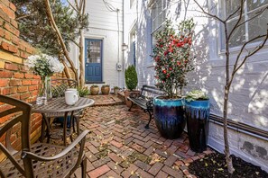 Outdoor dining - Brockett House - An Old Town Luxury Home! (Alexandria)