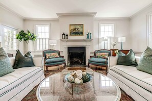 TV, smart speakers, offices - Brockett House - An Old Town Luxury Home! (Alexandria)