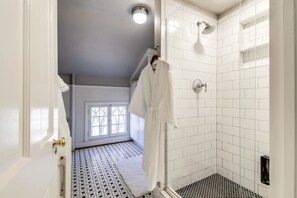 Badewanne, Haartrockner, Hausschuhe, Handtücher