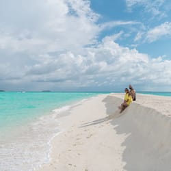 Una spiaggia nelle vicinanze, sabbia bianca, lettini da mare, ombrelloni