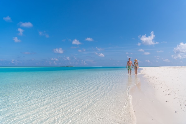 Ubicación cercana a la playa, arena blanca, tumbonas y sombrillas