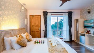 Habitación Deluxe doble | Colchones viscoelásticos, minibar, caja fuerte y decoración individual