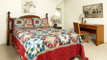 3 habitaciones, escritorio y tabla de planchar con plancha