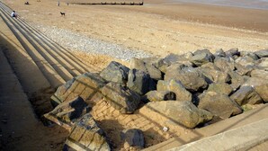 A beach with a rocky breakwater and a clear view of the sea. - 2 bedroom accommodation in Hunstanton (Hunstanton)