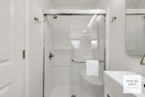 Combined shower/tub, hair dryer, towels, soap - Private 4 BDRM house, 5 Miles from Downtown #6 (Indianapolis)