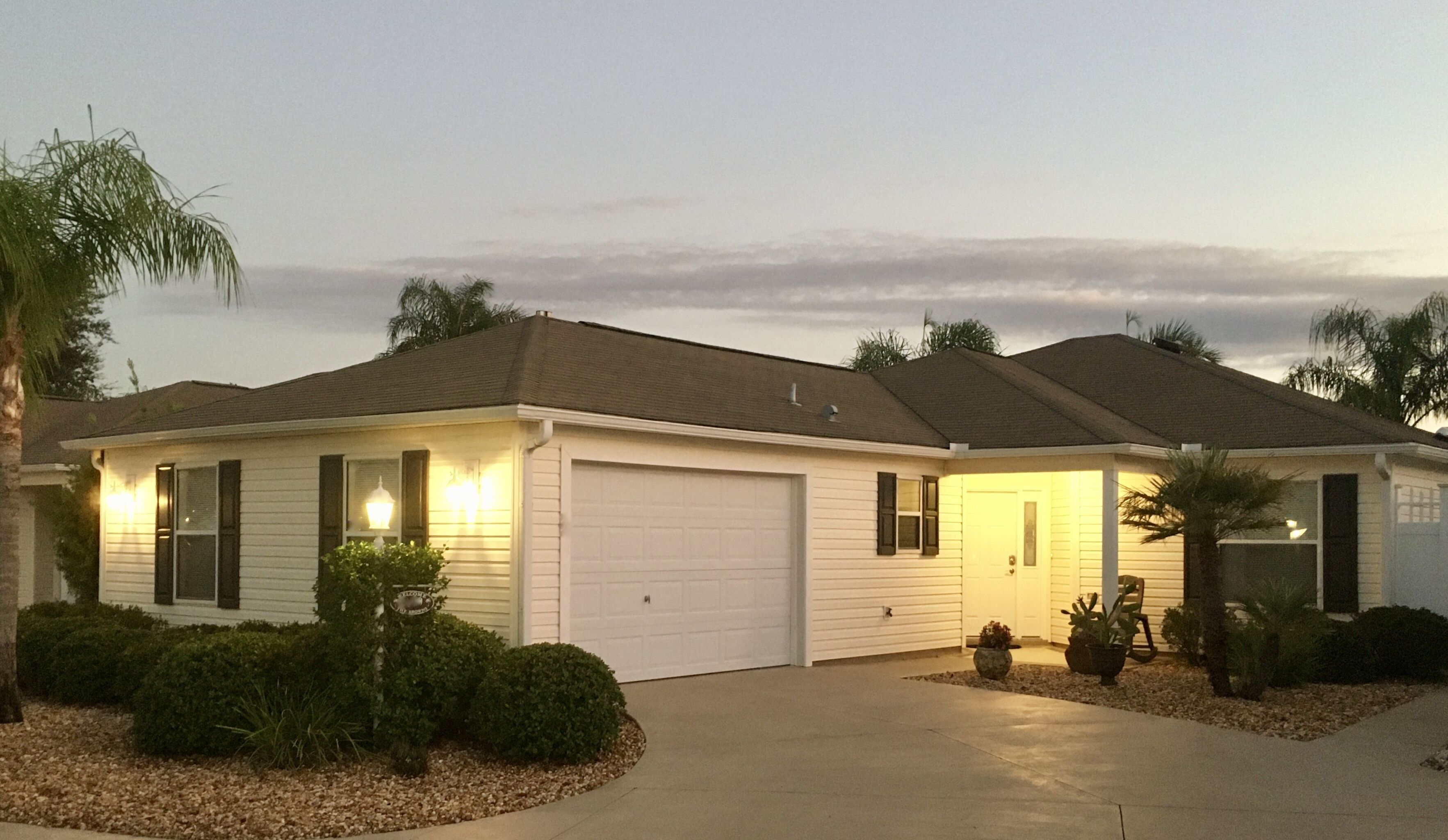 Cheerful, Courtyard Villa Close to Lake Sumter Landing, Walk to Pool, Yamaha GC
