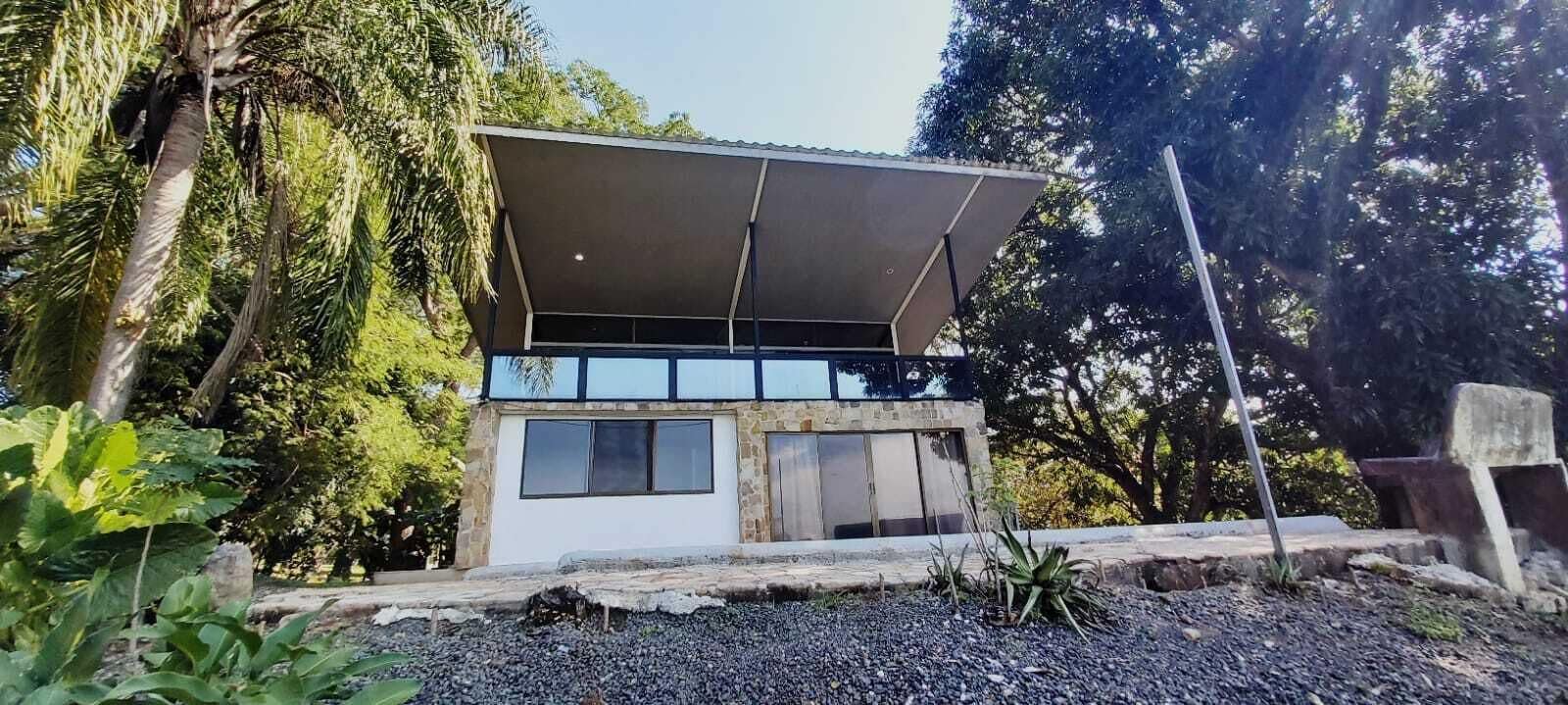 Vista frontal de la propiedad