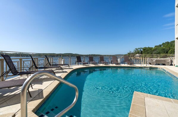 Alberca al aire libre, alberca climatizada y camastros