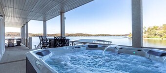 Allie's - Amazing 8,000 SF Home with --Private Pool--hot tub-- Sleeps 26+ 
