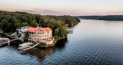 Allie's - Amazing 8,000 SF Home with --Private Pool--hot tub-- Sleeps 26+