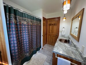 Duschwanne, Handtücher, Seife, Toilettenpapier