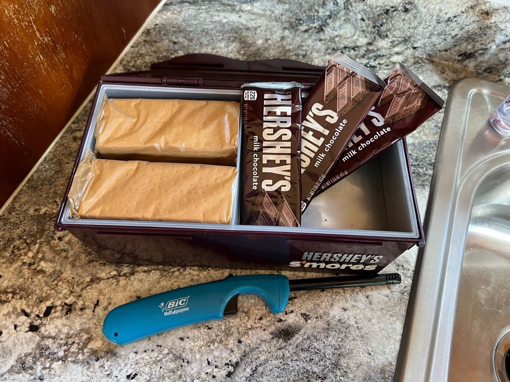 Una caja de Hershey's S'mores con tabletas de chocolate y malvaviscos sobre una encimera de cocina.