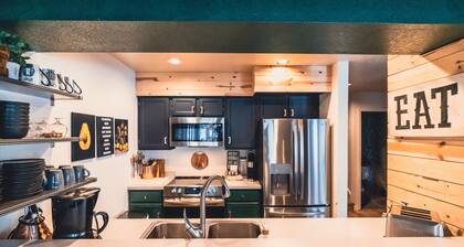 The Lynx Retreat - Slopeside Ski In/Out Home Near Glacier National Park