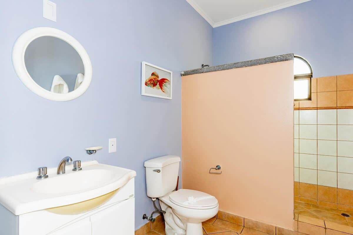 Ein Badezimmer mit Waschbecken, Toilette und Dusche.
