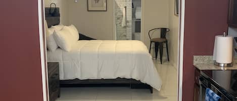 1 habitación, tabla de planchar con plancha, wifi gratis y ropa de cama