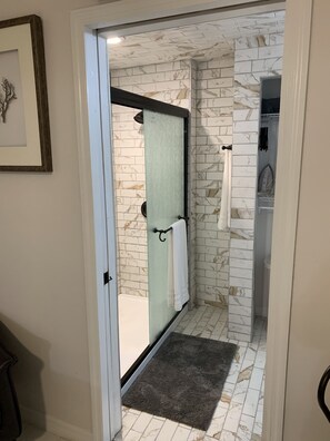 Een douche, een haardroger, handdoeken, zeep