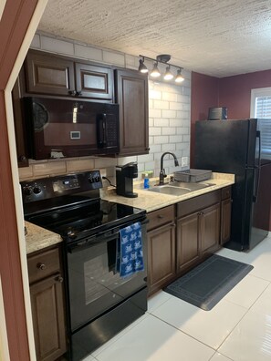 Een magnetron, een oven, een kookplaat, een koffiezetapparaat/waterkoker