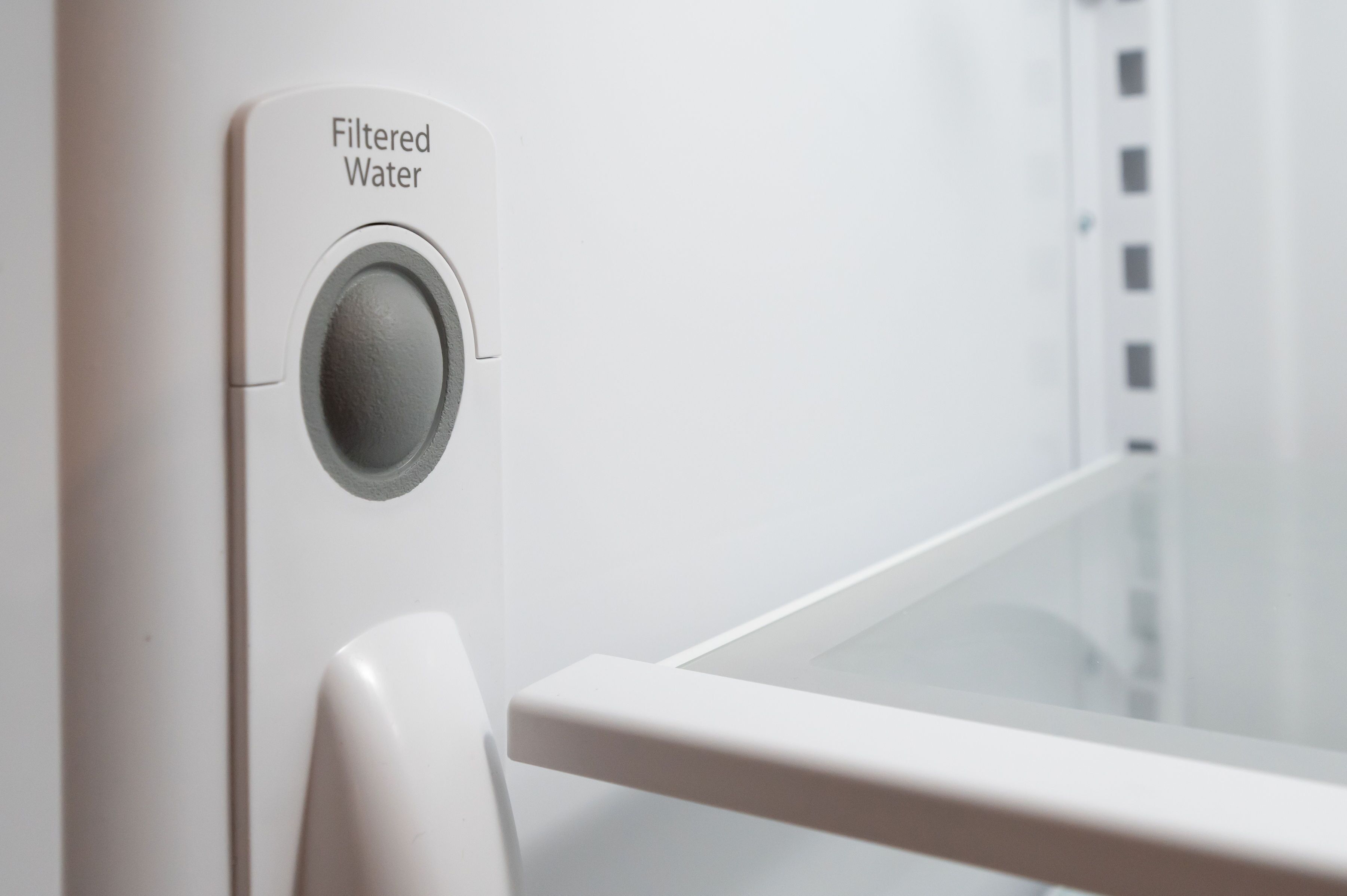 Sistema di filtraggio dell'acqua con manopola di controllo ed etichetta che indica 'Acqua filtrata'.