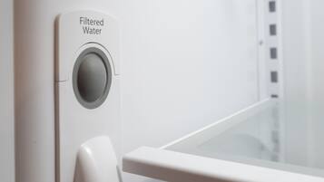 Sistema di filtraggio dell'acqua con manopola di controllo ed etichetta che indica 'Acqua filtrata'.