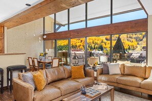 Een flatscreentelevisie en een open haard