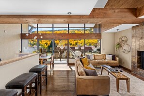 Een flatscreentelevisie en een open haard