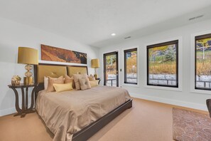 5 bedrooms, iron/ironing board, WiFi, bed sheets