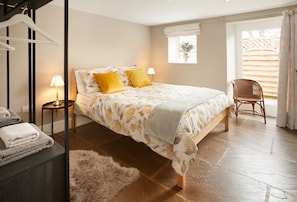 2 bedrooms, iron/ironing board, internet, bed sheets