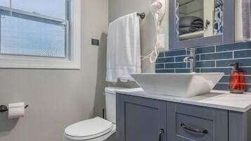 Bañera, secador de pelo y toallas