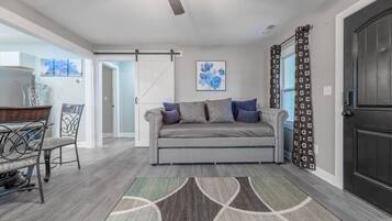 Una Smart TV, una chimenea, un reproductor de DVD, una oficina