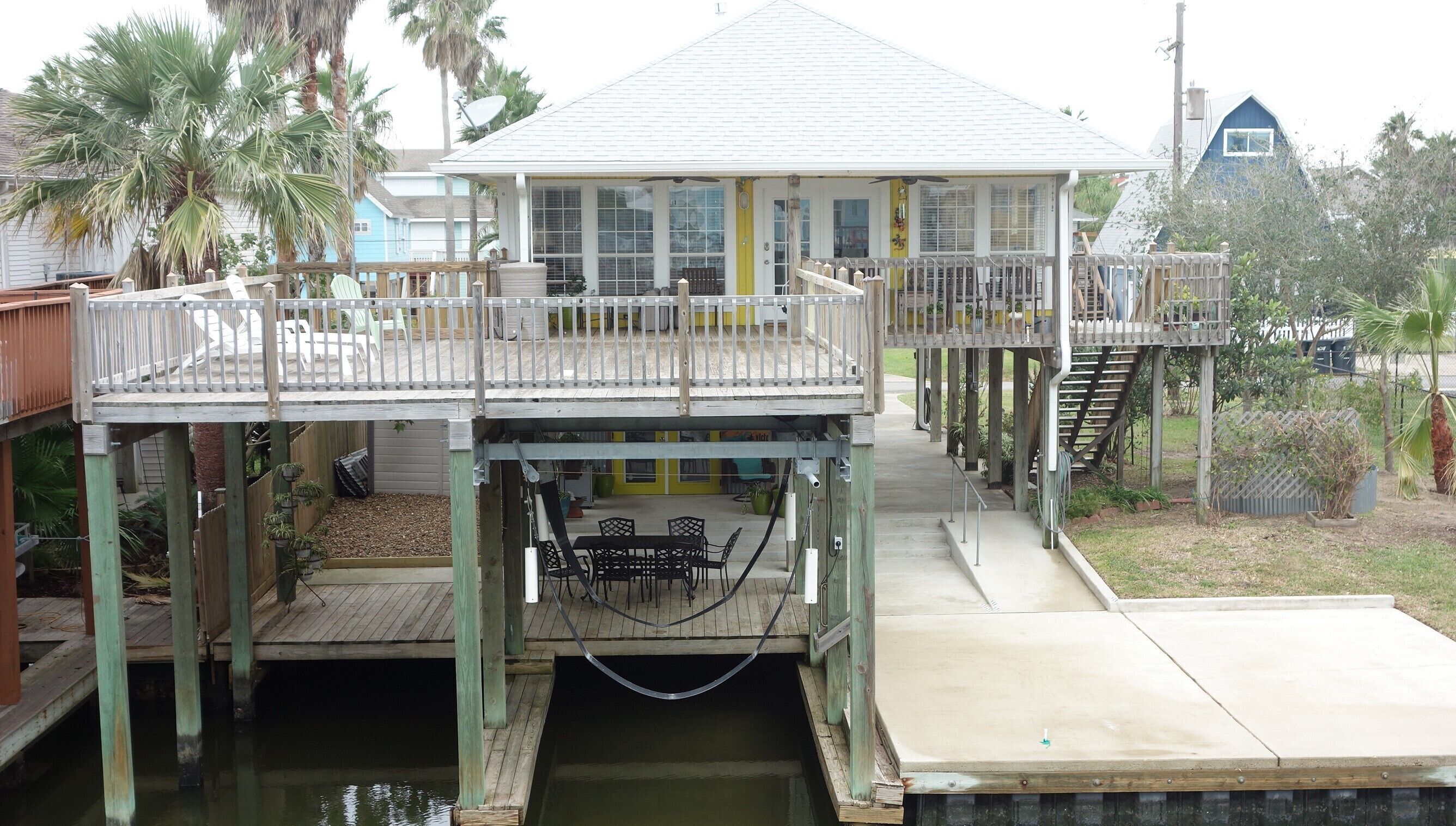 3BR/2.5 Waterfront with large decks, 2 boat slips & 2 Fishing Kyaks