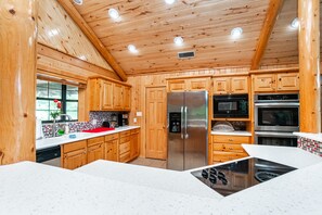 Fridge, microwave, oven, stovetop - Serene Lakeside Getaway (Pittsburg)