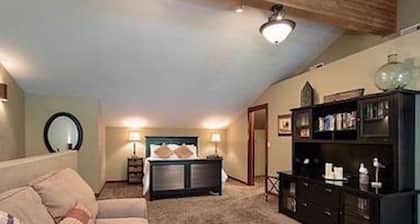 Beautiful Loft Condo in the Heart of Bigfork on the Swan River