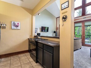 Fridge, microwave, oven, stovetop - Beautiful Loft Condo in the Heart of Bigfork on the Swan River (Bigfork)