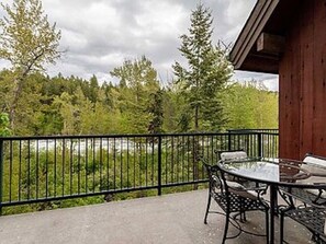 Outdoor dining - Beautiful Loft Condo in the Heart of Bigfork on the Swan River (Bigfork)