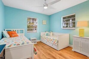 3 habitaciones, tabla de planchar con plancha y cuna de viaje 