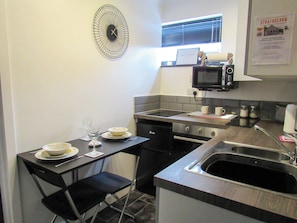 Cookware/dishes/utensils