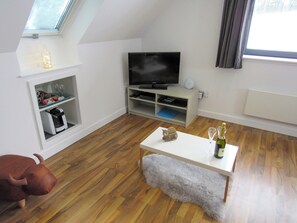 TV - 1 bedroom accommodation in Tomatin (Tomatin)
