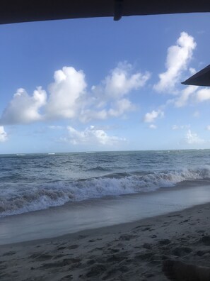 Perto da praia, areia branca, serviço de traslado de/para a praia 