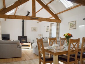 Dining - 3 bedroom accommodation in Penygroes, Caernarfon (Penygroes, Caernarfon)