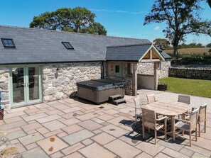 Outdoor dining - 3 bedroom accommodation in Penygroes, Caernarfon (Penygroes, Caernarfon)