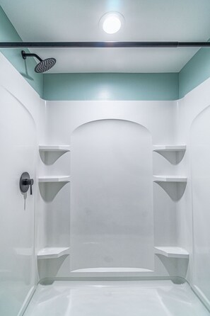 Chuveiro, secador de cabelo, toalhas de banho, sabonete