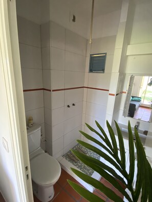 Douche, sèche-cheveux, serviettes fournies, savon